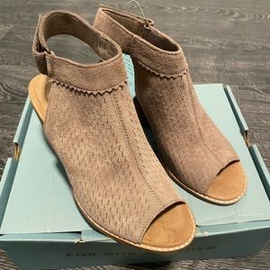 TOMS Womens Grenada Taupe Grey Ankle Strap Heels Size 7 Medium